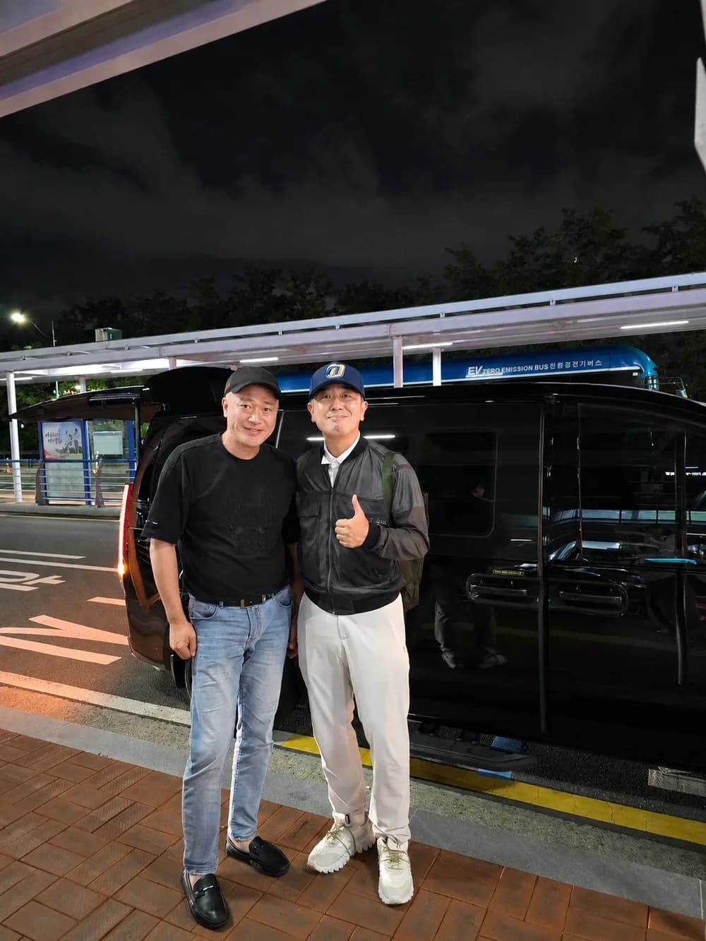 손님과 함께 차 앞에서 찍은 사진